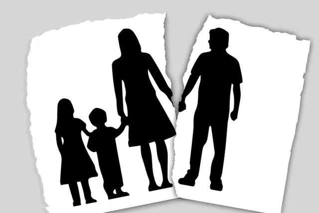 Symbolbild: Familiensilhouette auf zerrissenem Papier